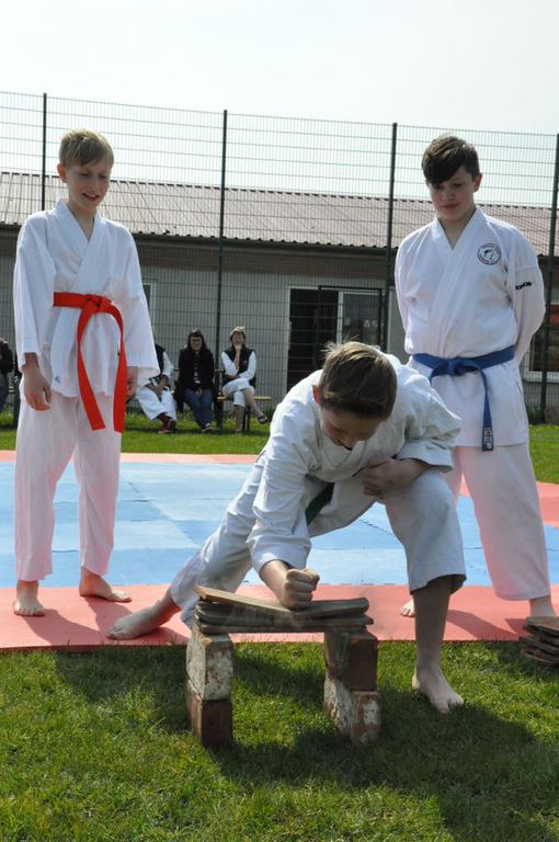 - 9. Firmen-und Familiensportfest