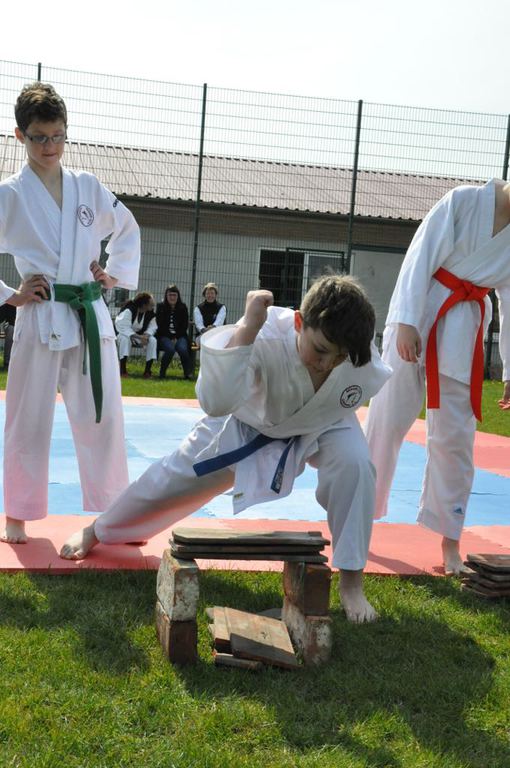 - 9. Firmen-und Familiensportfest