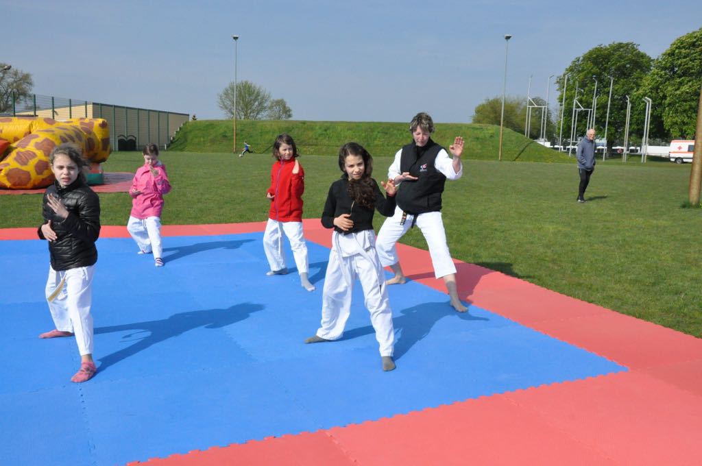 - 9. Firmen-und Familiensportfest