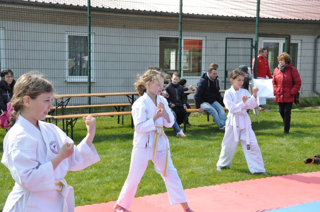 - 9. Firmen-und Familiensportfest