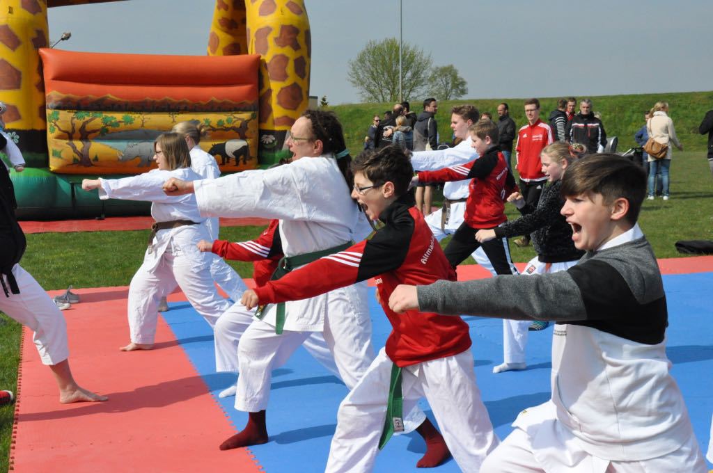 - 9. Firmen-und Familiensportfest