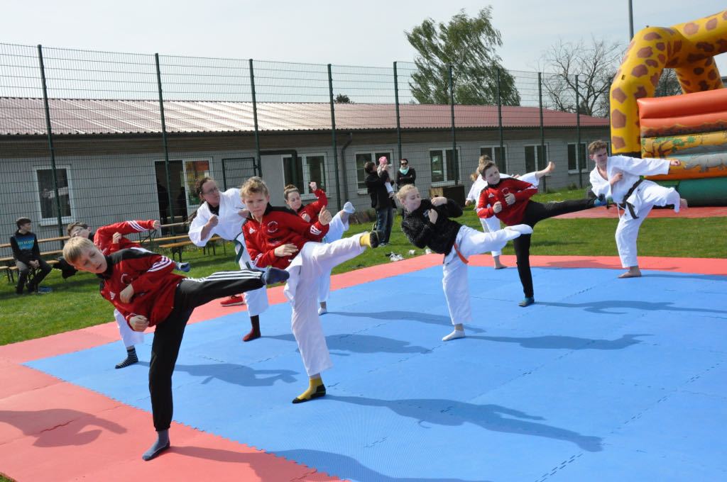 - 9. Firmen-und Familiensportfest