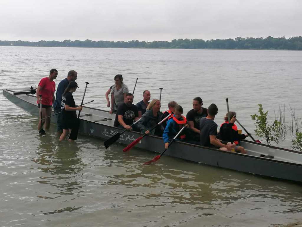 Wasser von unten und Wasser von oben - und trotzdem ein Riesenspaß: Das Sommerfest am Arendsee